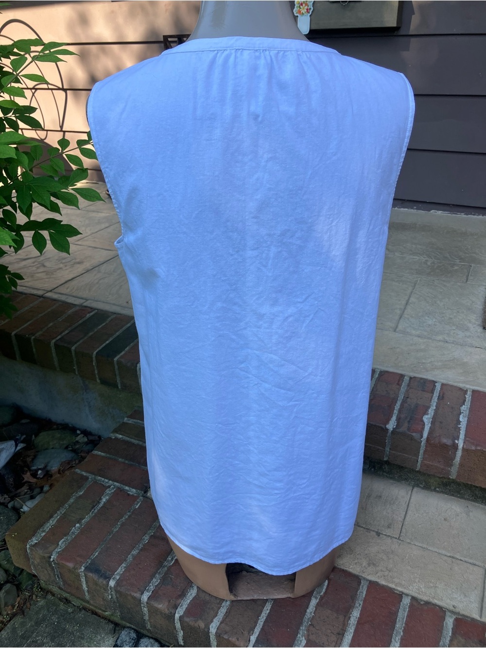 Vineyard Vines White Sleeveless V-Notch Tank - Picture 2 of 4